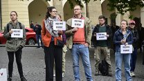 Média nedáme, skandují lidé před Sněmovnou. Vláda podle nich nejedná fér