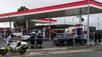 Jeden mrtvý, vážně zraněné dítě. Střelbu u Paříže řeší policie jako terorismus