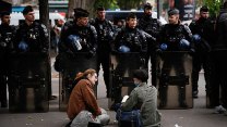 Ve Francii se chystají další nepokoje. Nasadíme 70 tisíc policistů, řekl ministr