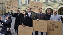 Ruce pryč od médií. Desítky lidí protestovaly před Sněmovnou za ČT a ČRo