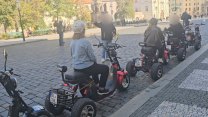 V zákazu vjezdu u Pražského hradu jezdí opakovaně elektrovozítka pro turisty