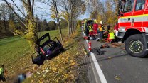 Narazila do stromu a zůstala uvězněná ve vraku. Řidičku na Bruntálsku museli vyprostit hasiči