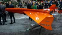 Česká firma vyvinula malé oranžové „šáhedy“, ukázala i tryskový dron Sabre