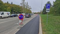 V Brně kvůli modrým čarám frézují asfalt a dávají betonové obrubníky. Stojí to miliony
