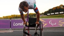 Dvakrát se stal šampionem, pak přišel o nohy. Italův příběh dojal svět