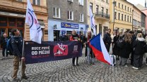 Bouchání do lavic, pískání, výkřiky. Ve Sněmovně to vřelo. Lidé protestovali