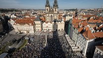 Milion chvilek svolal demonstraci na obranu ČT a ČRo. Tradiční je místo i čas