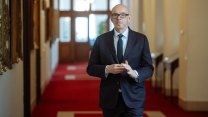 Poplatek už postrádá logiku, hájil se Klempíř. Chcete zestátnit média, vmetla opozice