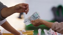 Motoristé chtějí zakotvit korunu do ústavy. Podporu hledají v ODS, politolog ale varuje