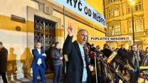 Protestující za ČT a rozhlas zaplnili Malostranské náměstí. Pískali na Klempíře