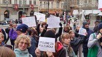 Desítky demonstrantů chtěly vniknout do Sněmovny, musela zasáhnout policie