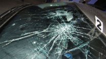 Sebevrah v Plzni přežil skok na jedoucí auto. Za jeho poničení teď půjde k soudu