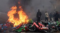 Francie čeká další masové protesty. Vláda nasadí vrtulníky i vodní děla