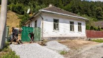 Mysleli, že domu nic nechybí. Staré stavení za půl milionu spolykalo pětinásobek