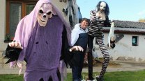 Hroby, mlha i obří klaun. Pepa proměnil zahradu ve Zbynech u Doks v říši hrůzy