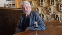 První lahev slivovice dal vnukovi do kolébky. Neuvěříte, co všechno spolu dnes pálí