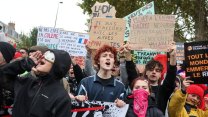 Ve Francii znovu vypukly protesty. Policie zasahovala, město zavádí zákaz vycházení