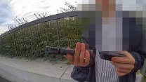 Mladík střílel za autobusovou zastávkou. U sebe měl pistole i sáčky s marihuanou